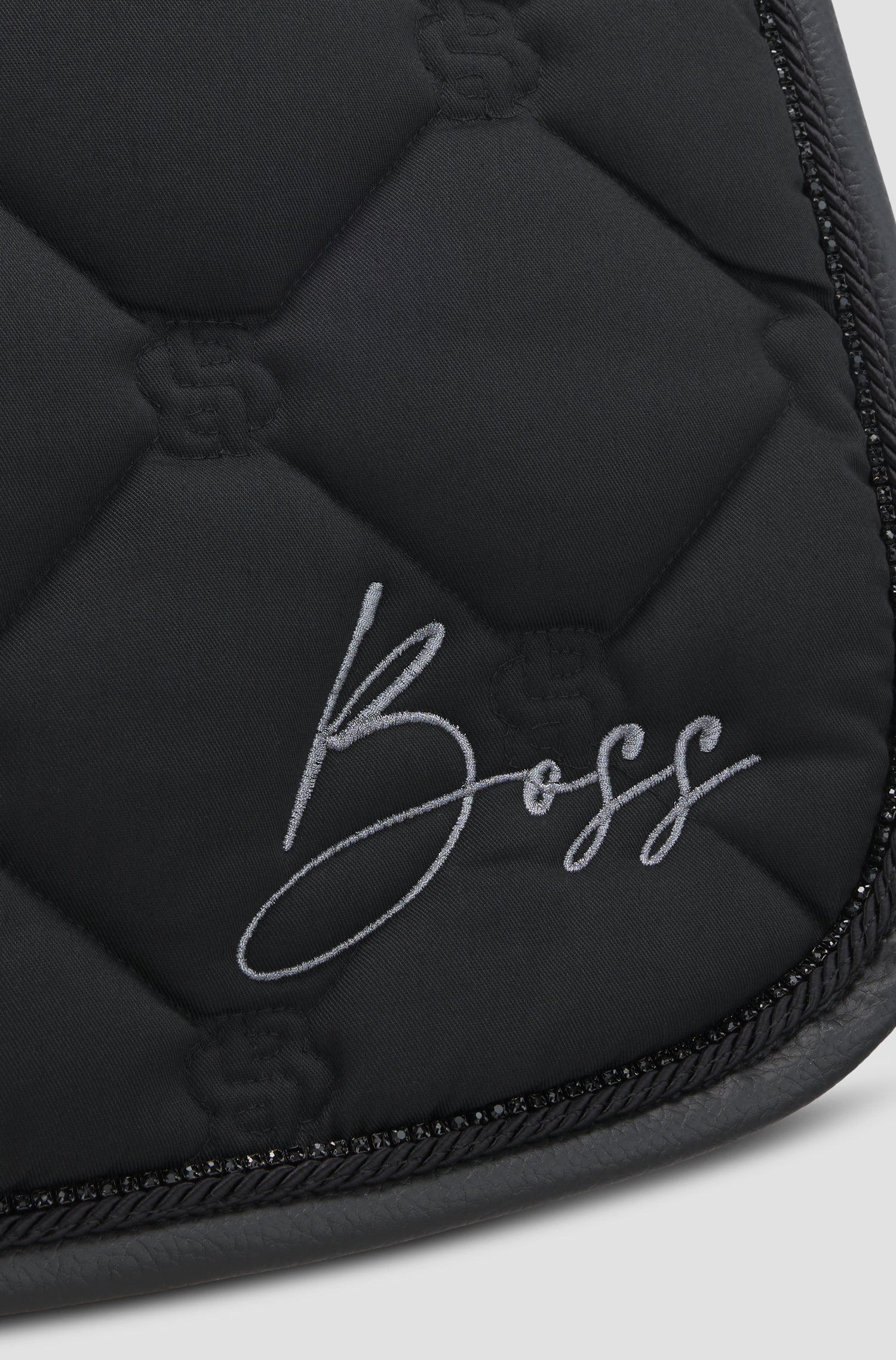 Boss Equestrian Glitter nyeregalátét – Kézírásos logóval